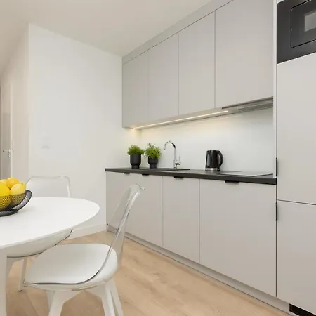 Heart Of Metro Swietokrzyska By Renters Apartment *